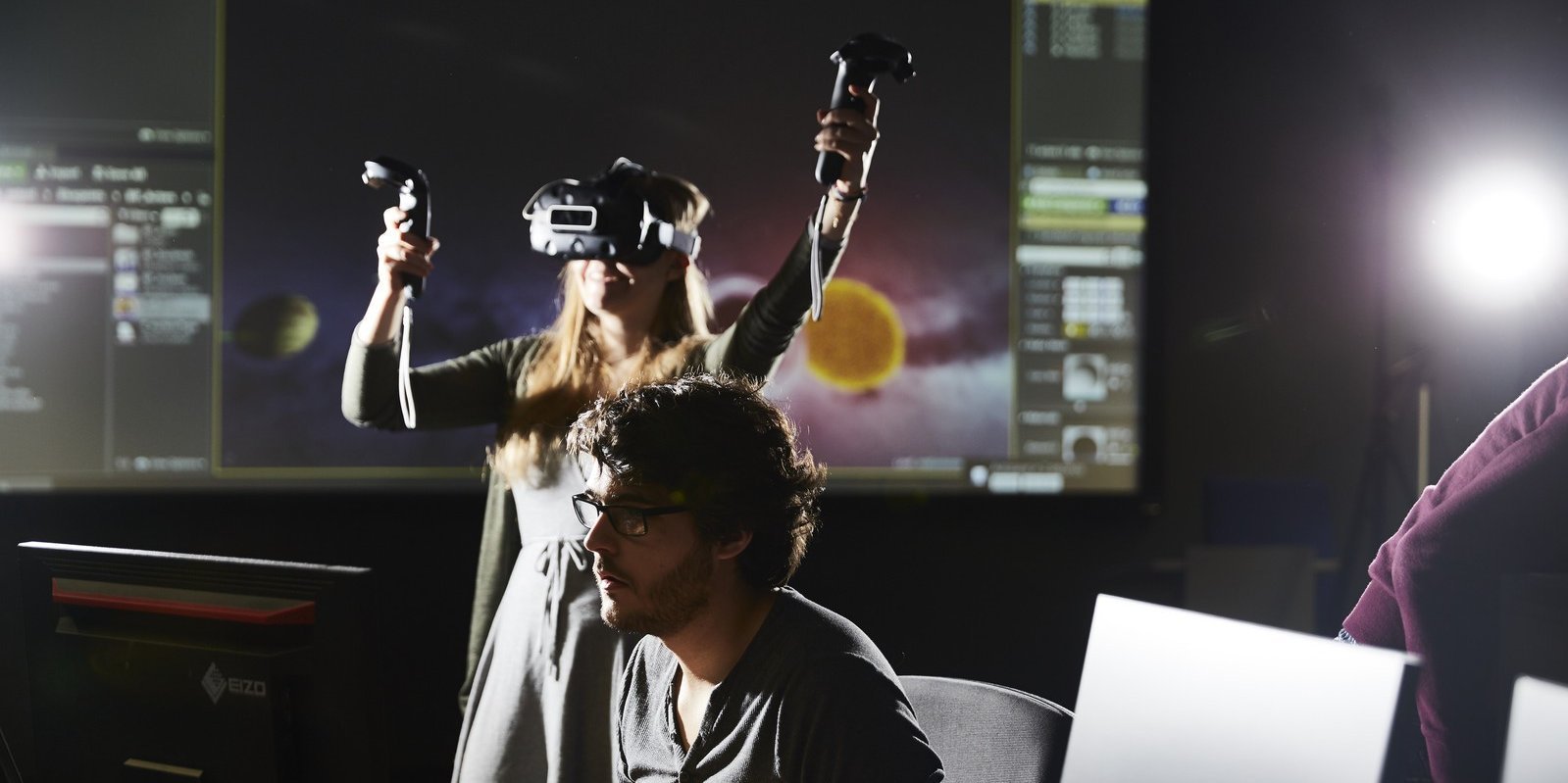 Aufnahme Virtual Reality - zwei Studenten im Labor