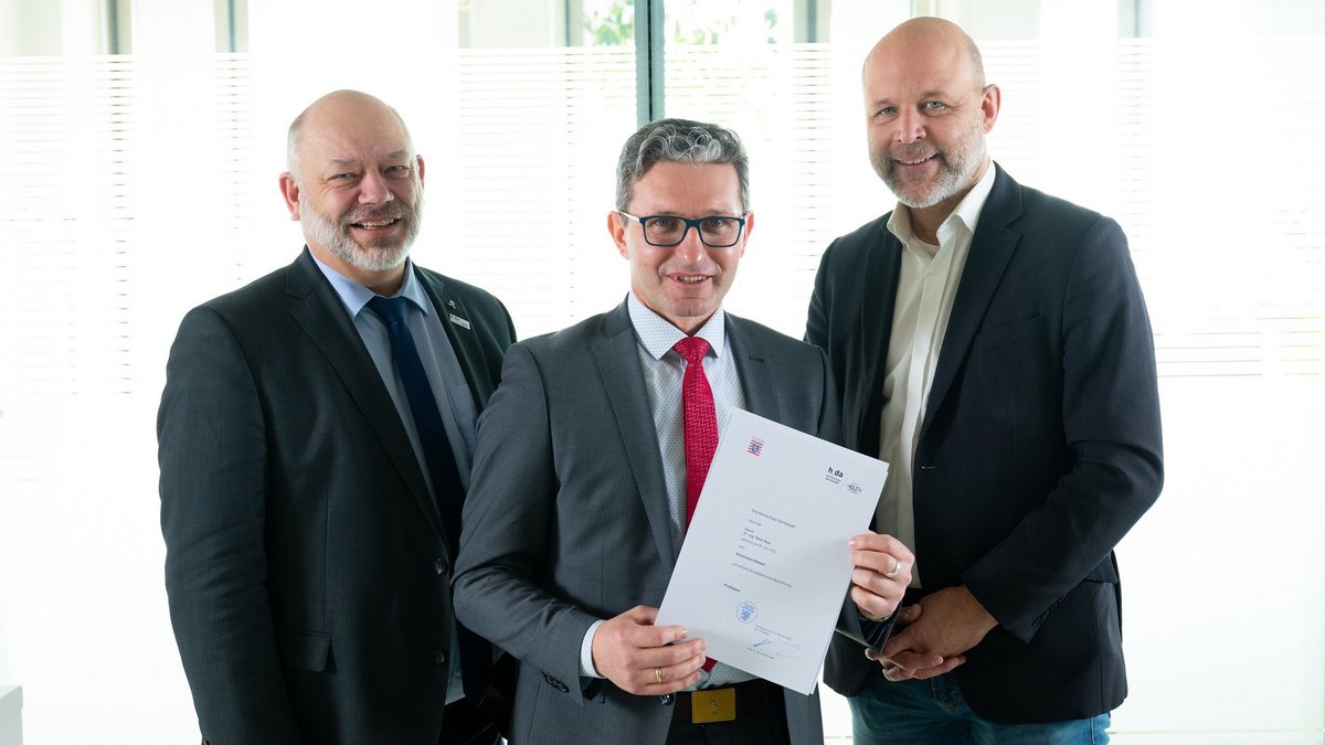 Viktor Root ist neuer Honorarprofessor an der h_da. Links von ihm steht h_da Präsident Prof. Dr. Arnd Steinmetz, rechts Prof. Dr. Arne Speer, Dekan am Fachbereich Bau- und Umweltingenieurwesen.