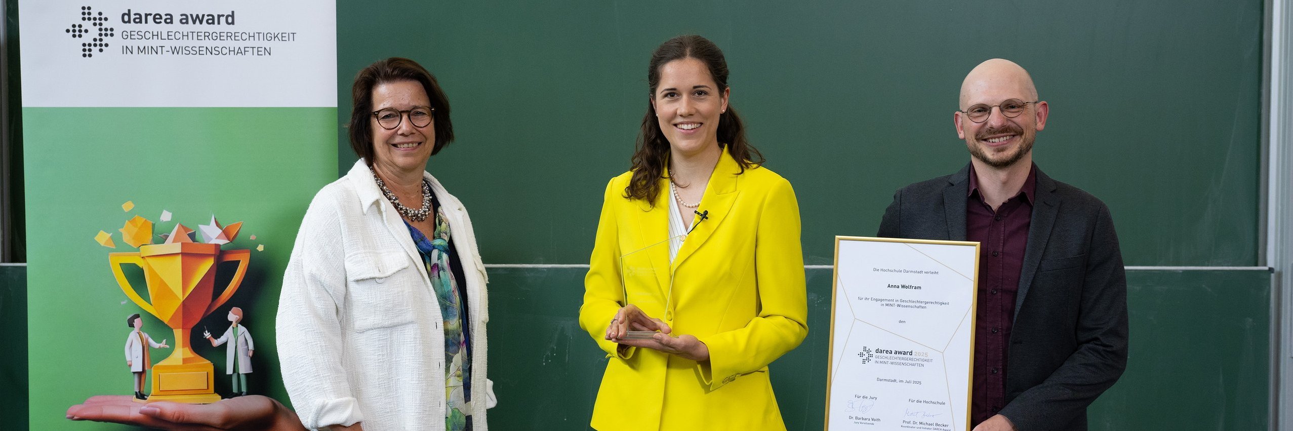 DAREA-Award-Preisträgerin Anna Wolfram (Mitte) mit Award-Initiator Prof. Dr. Michael Becker (Hochschule Darmstadt) und Jury-Vorsitzender Dr. Barbara Voith (links)