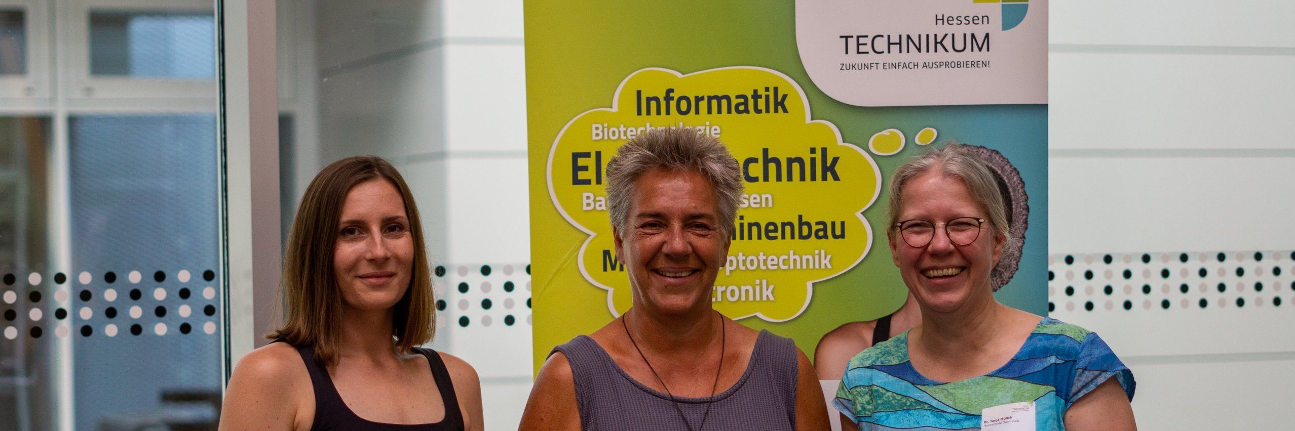 Gruppenbild von Anne Bentrup (Zentral Koordinatorin), Prof. Dr. Yvonne Haffner (Projektleitung) und Frau Mönch ()