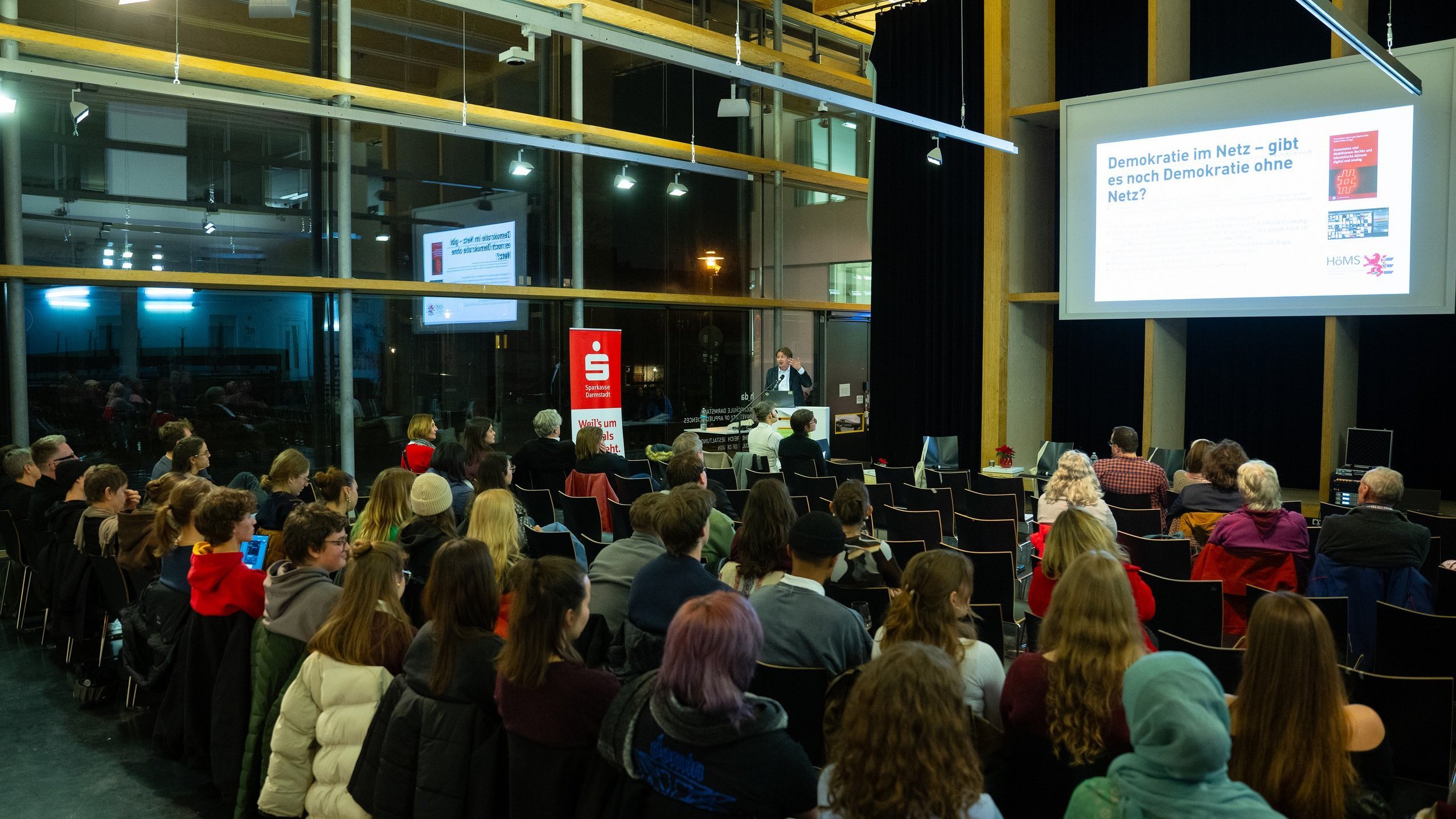 Blick ins Foyer des FB Gestaltung beim 6. h_da Dialog-Forum