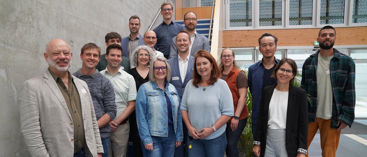 h_da-Präsident Prof. Dr. Arnd Steinmetz (links) mit den neuen Kolleginnen und Kollegen.
