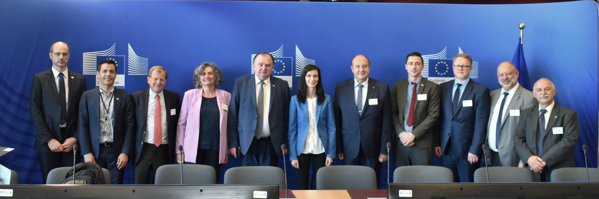 Gruppenbild mit Vertretern von EUt+ und der EU-Kommissarin Gabriel