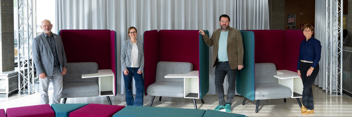 Von links: h_da-Präsident Prof. Dr. Arnd Steinmetz, Fachbereich Media-Studiendekanin Prof. Carla Heinzel und vom Studierendenwerk Darmstadt Sebastian Reiff, Leiter Hochschulgastronomie, und Dagmar Göttmann, stv. Geschäftsführerin. Foto: h_da/Markus Schmidt