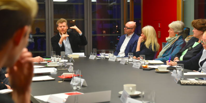 Christian Felber erläutert seine Ideen beim Expertengespräch