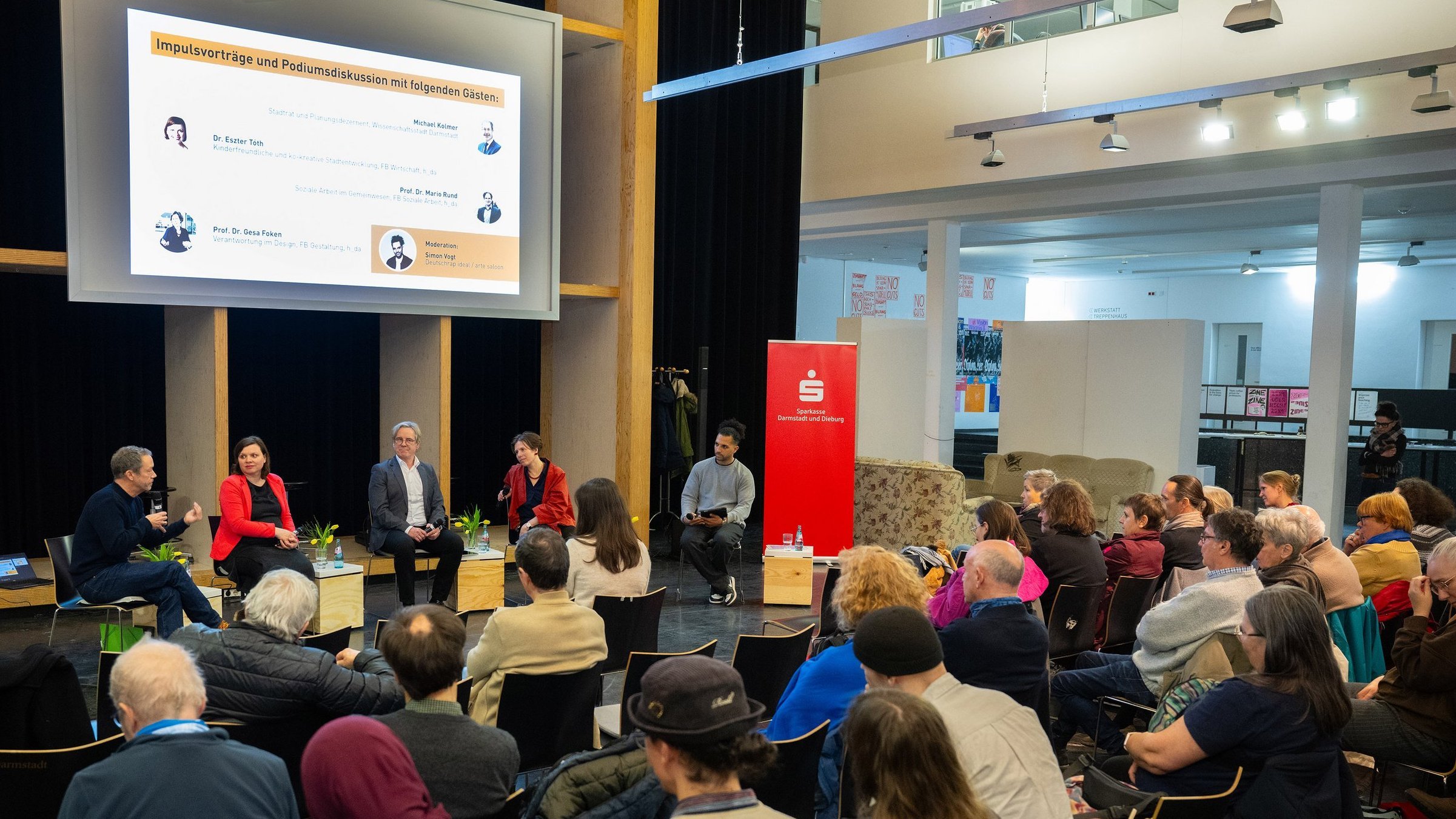 Blick über das Publikum aufs Podium des 7. h_da Dialog-Forums