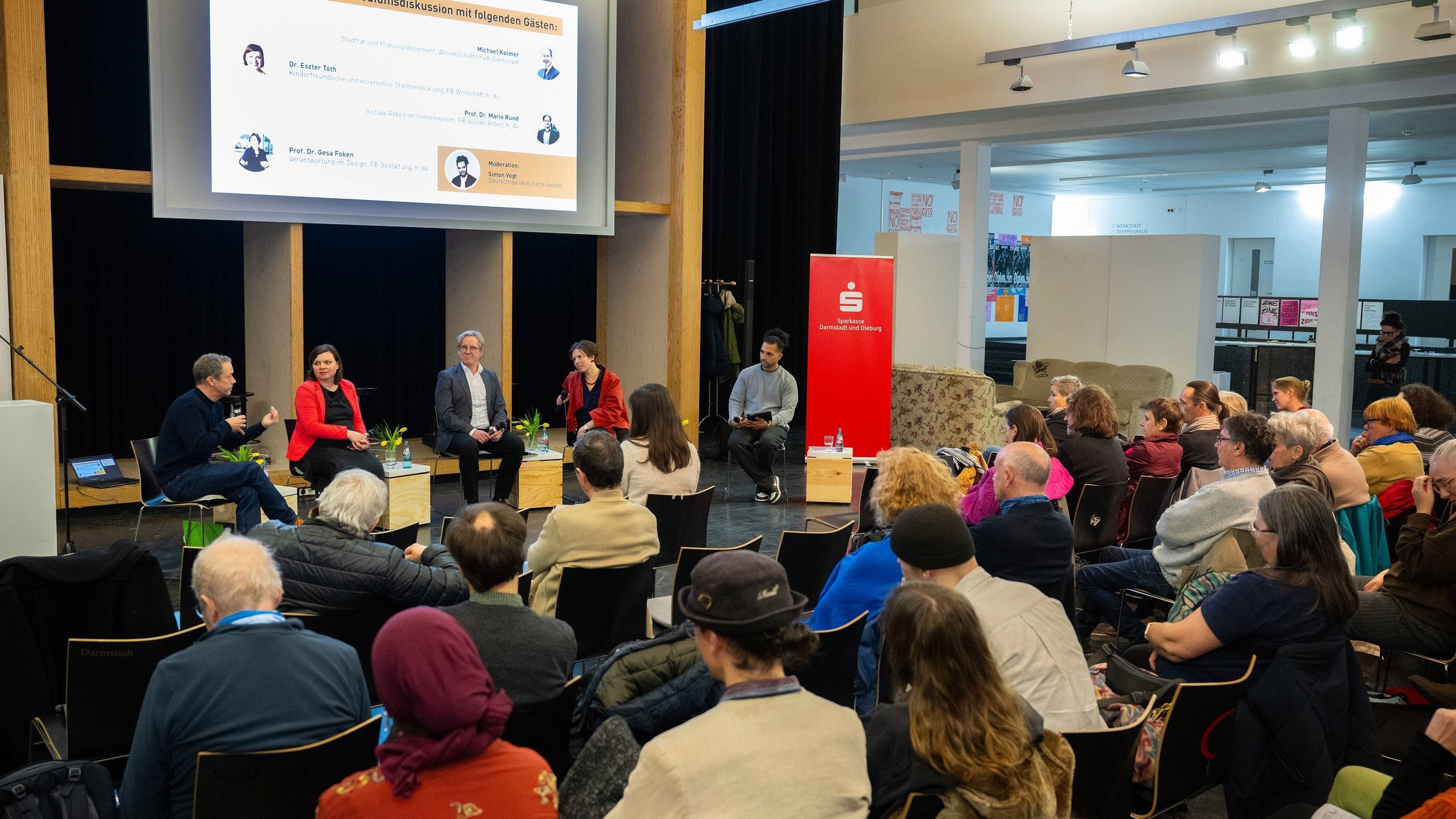 Seitlicher Blick auf die Diskutant:innen