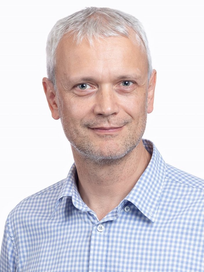 Portrait photo of Karsten Schrobback