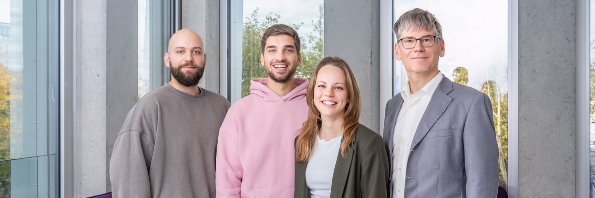 Gruppenfoto der vier Team-Mitglieder des USP-Labs mit Professor Andreas Heinemann