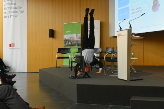 Christian Felber zeigte auf der Bühne einen Handstand