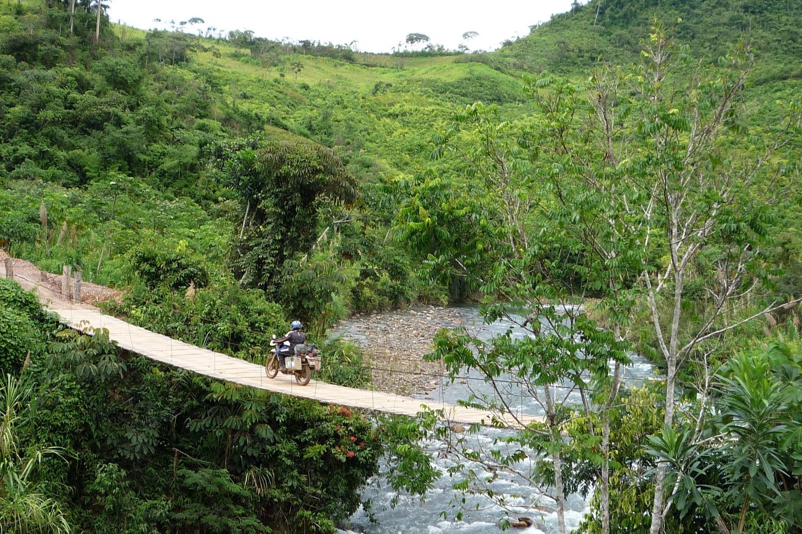 Foto einer Hängebrücke in Bolivien