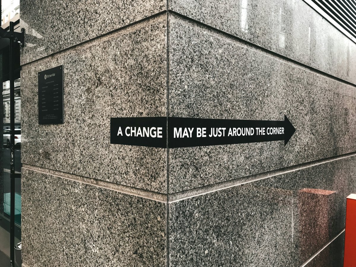 Schmuckbild: zeigt Gebäude mit Schriftzug: To Change - Maybe around the corner; Symbolisiert die Herausforderung mit Hindernissen / Erschwernissen umzugehen. 