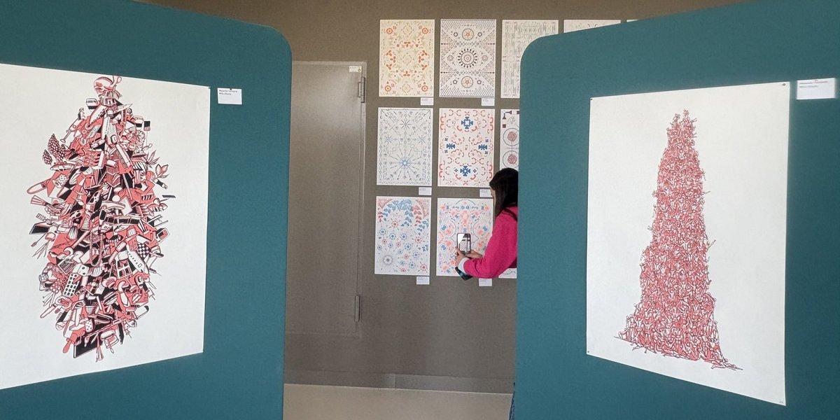 Einblick in die Ausstellung "Serigrafien - Individuelle Bildwelten" im 11. Stockwerk des h_da-Hochhauses. Foto: h_da