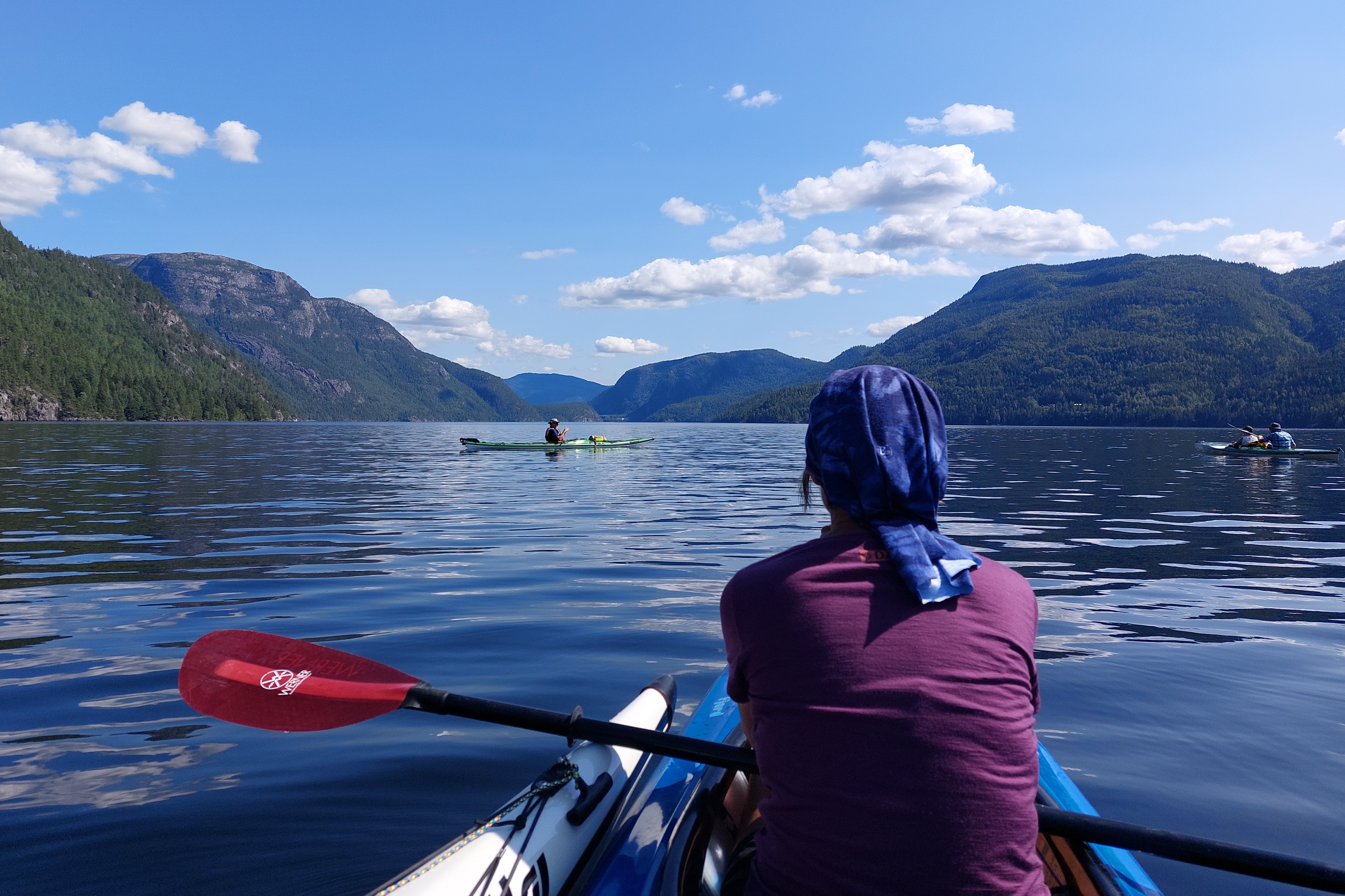 Beim Paddeln auf dem Telemarkkanal blickt Anna Herbst der vor ihr im Kanu sitzenden Freundin über die Schulter