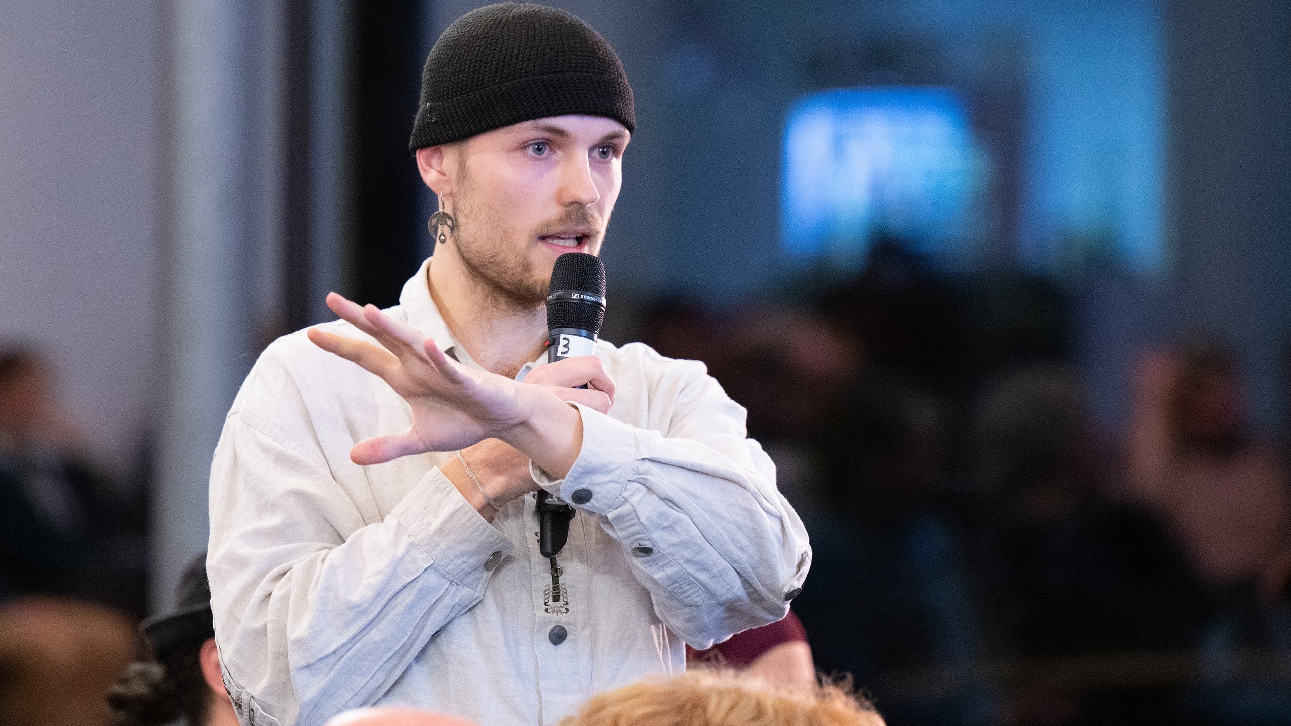 Ein Besucher stellt eine weitre Frage