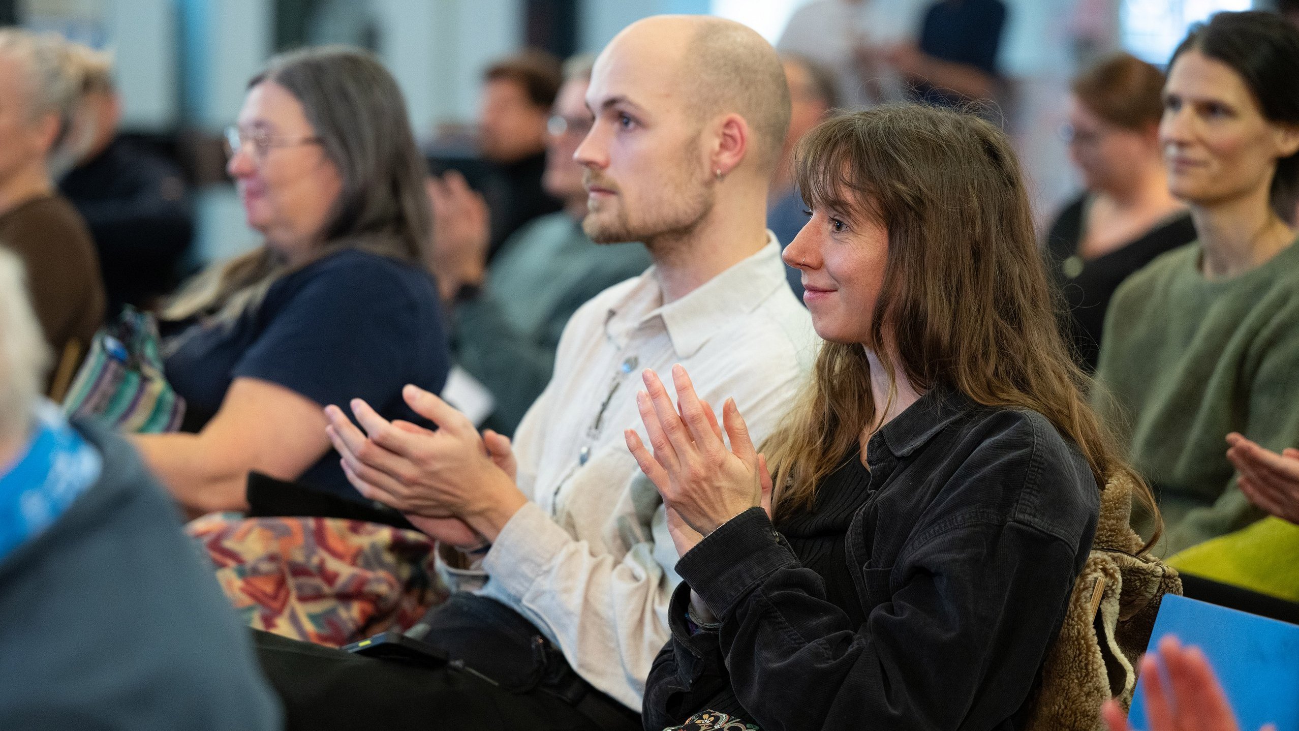 Blick ins Publikum im Foyer des Fachbereichs Gestaltung