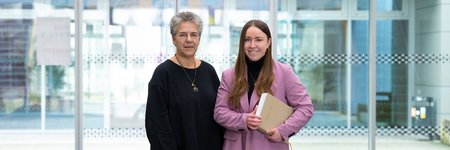 Auf dem Foto zu sehen ist Doktorandin Renée März (rechts) mit ihrer Promotionsarbeit unterm Arm und links Betreuerin Prof. Dr. Yvonne Haffner vom Fachbereich Soziale Arbeit. 