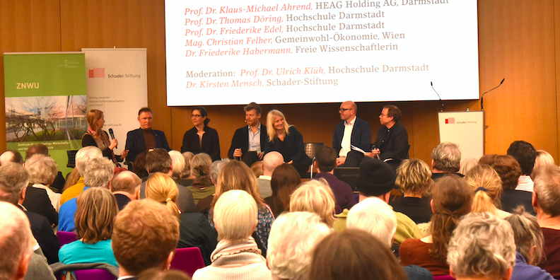 Podium und Zuschauerraum bei der Premiere des h_da Dialog-Forums im Schader-Forum