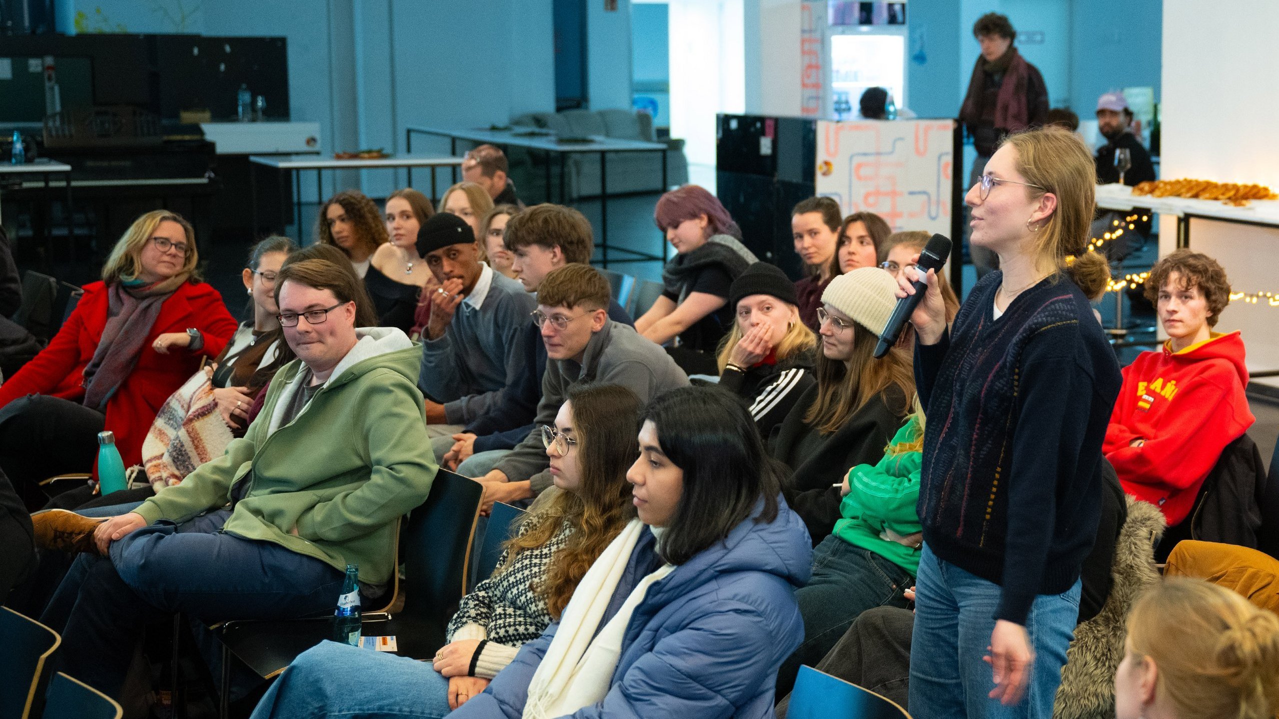 Eine Besucherin stellt eine Frage