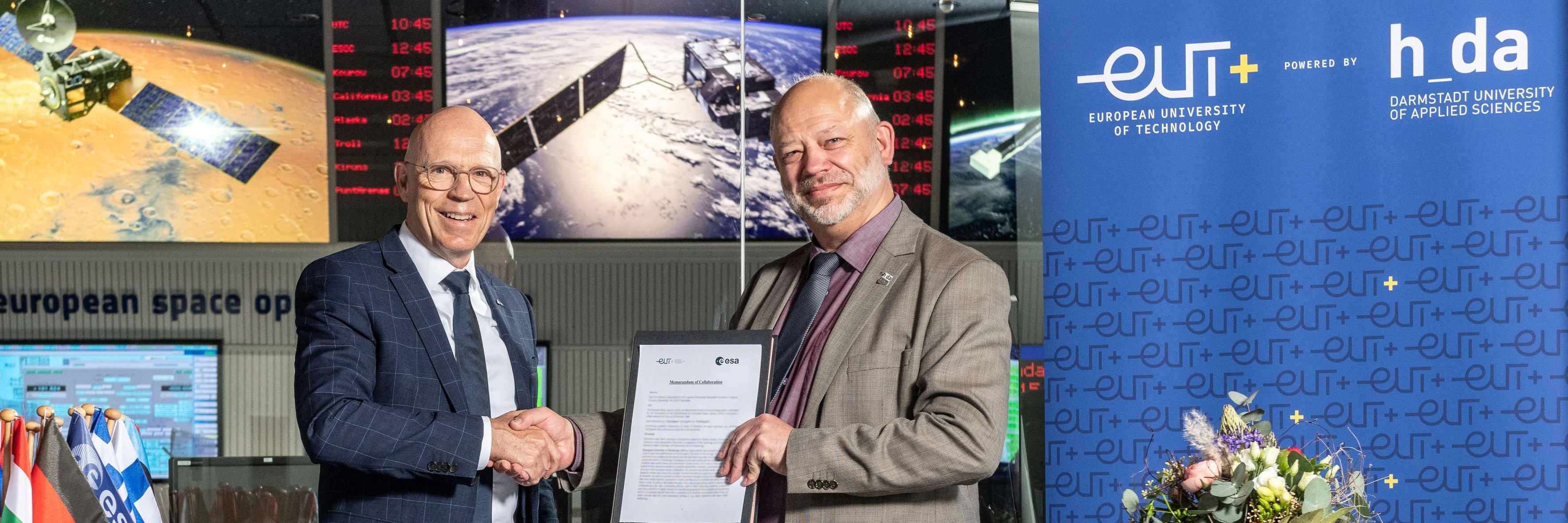Dr. Rolf Densing, ESA Director of Operations and h_da president Prof. Dr. Arnd Steinmetz after the signing of the agreement at ESA in Darmstadt.