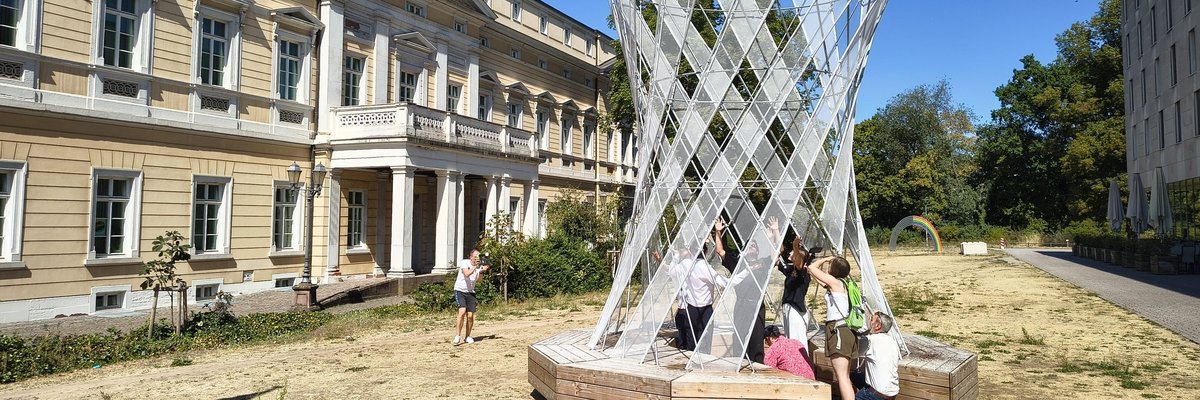 Abkühlung marsch: Der Hitzeschutzpavillon der h_da versprüht aus Düsen im oberen Ring regelmäßig einen kühlenden Sprühnebel.