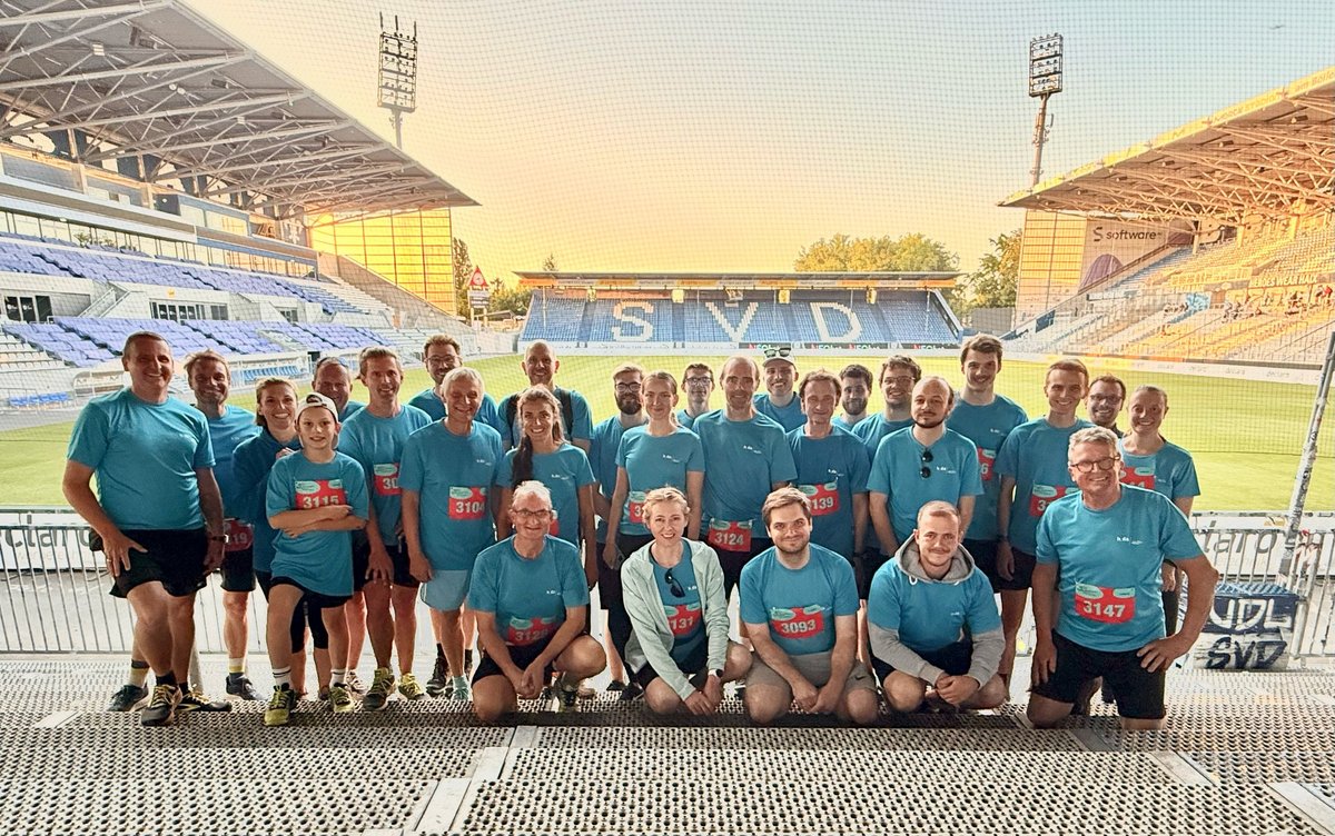 Ein Teil des h_da-Mercklauf-Teams positioniert sich für Fotozwecke im Stadion am Böllenfalltor.