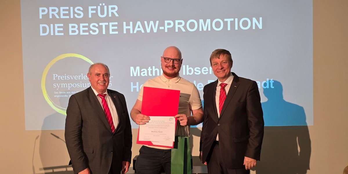 Mathias Ibsen mit Prof. Dr. Friedwart Lender, Vorsitzender des Europäischen Management Instituts an der Hochschule Hof (links), und Prof. Dr.-Ing. Tobias Plessing, Präsident der hlb-Bundesvereinigung. Foto: hlb