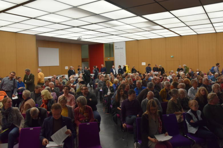 Blick in den Zuschauerraum. Etwa 300 Personen verfolgte das erste h_da Dialog-Forum