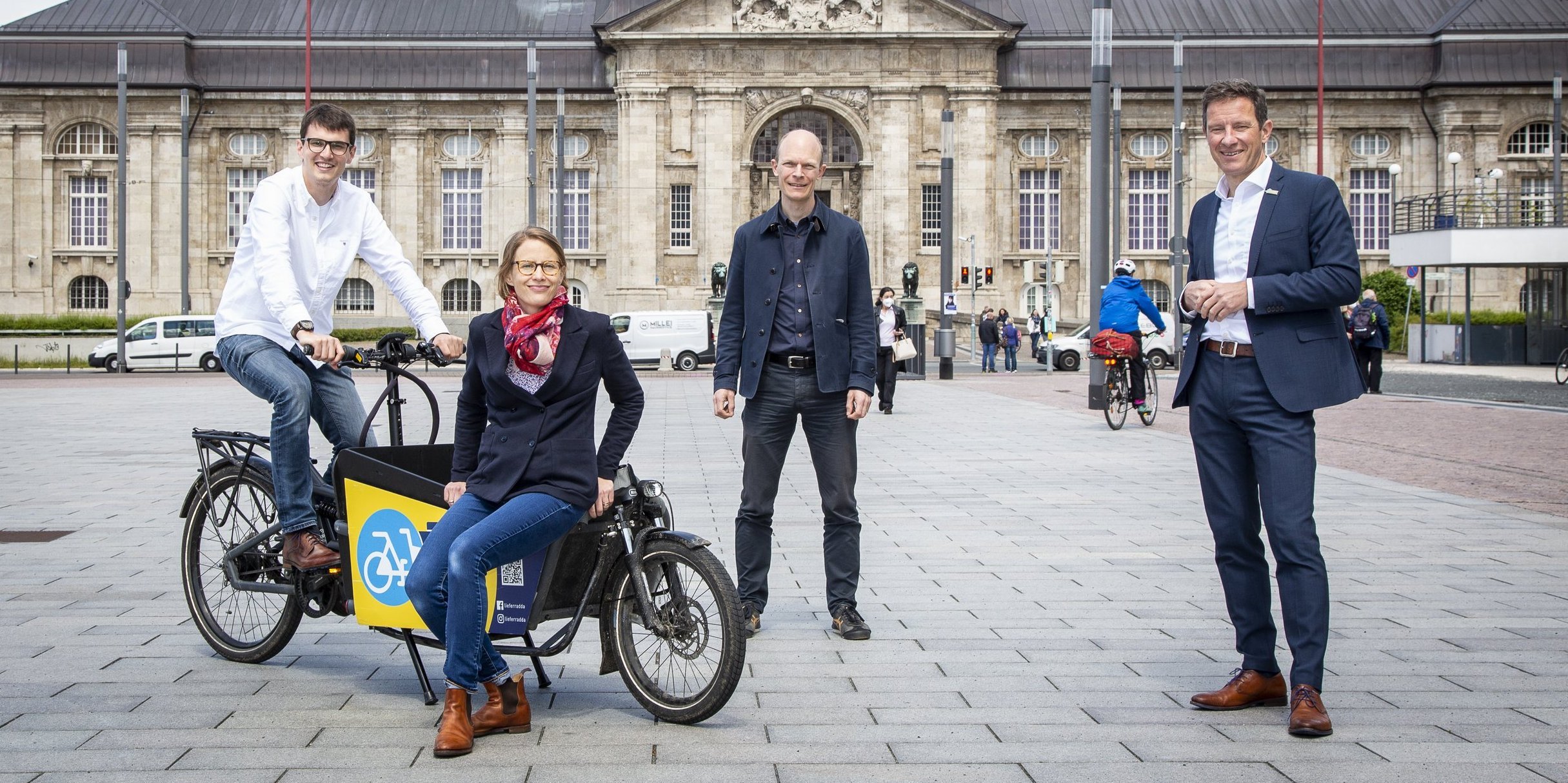 Symbolfoto Mobilität: Beteiligte des Projekts LieferradDA posieren mit Lastenrad in Darmstadt