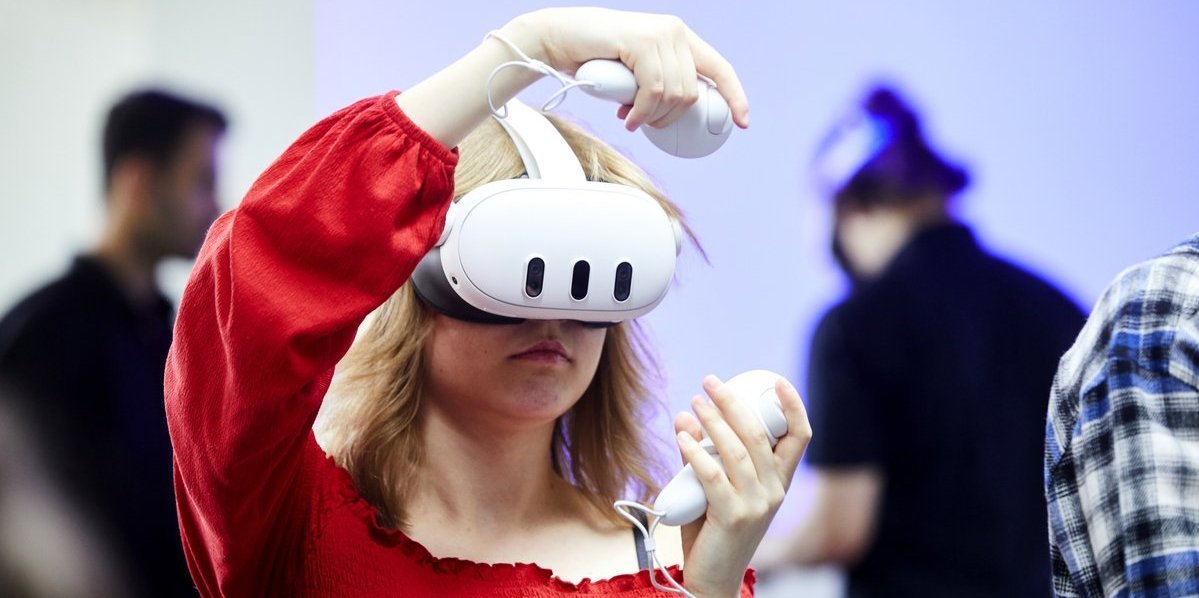 Frau mit Virtual Reality Headset