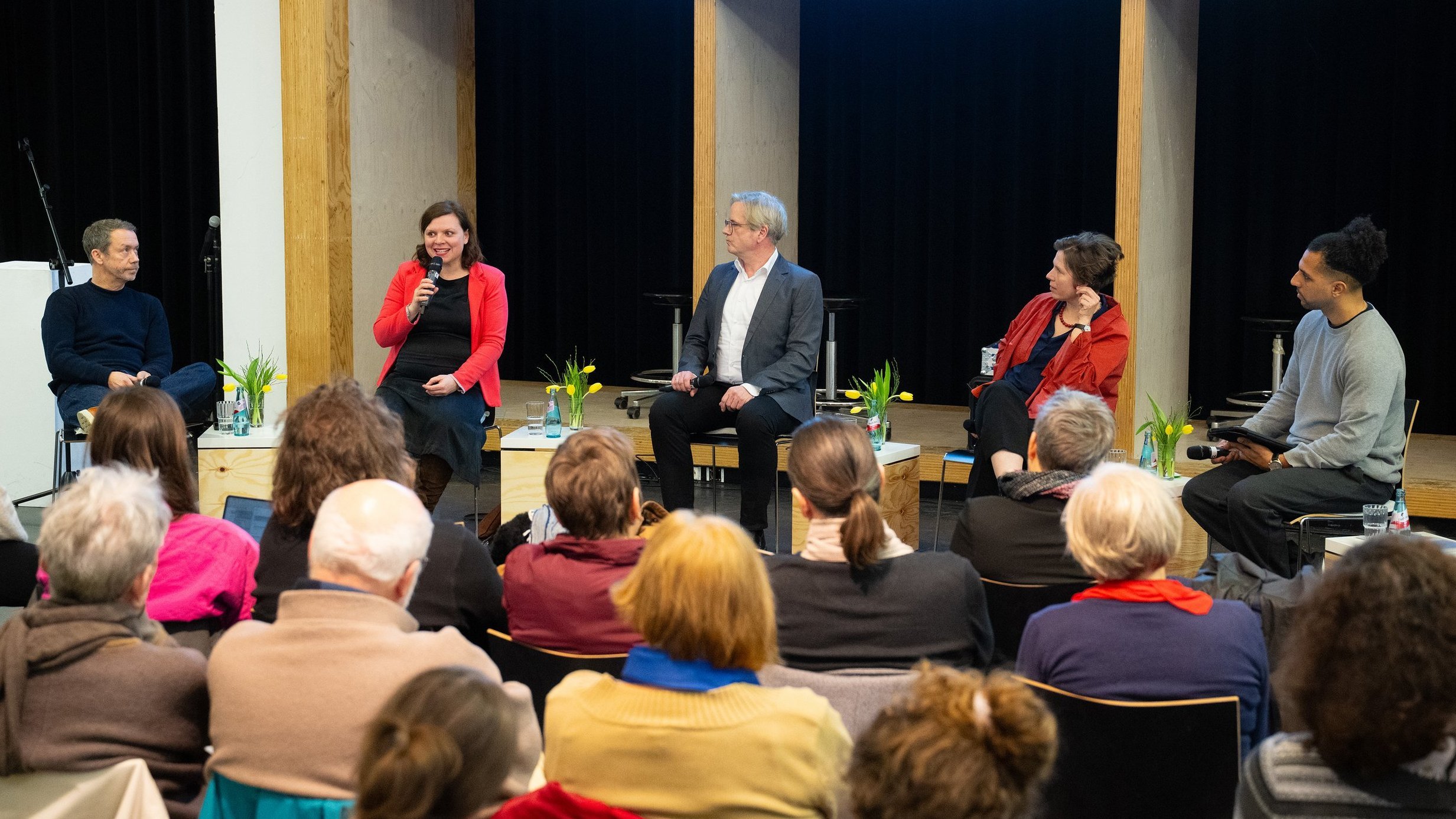 Blick über das Publikum hinweg auf das Podium