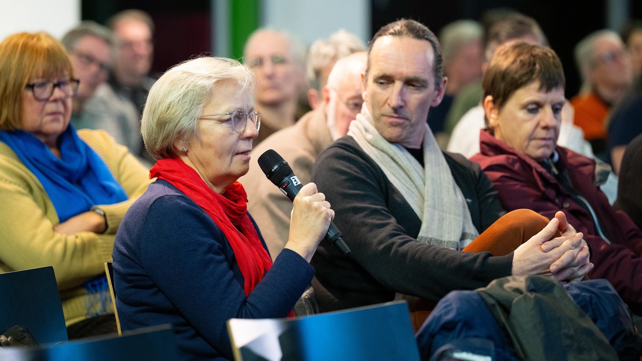 Eine Besucherin stellt eine Frage an Michael Kolmer 