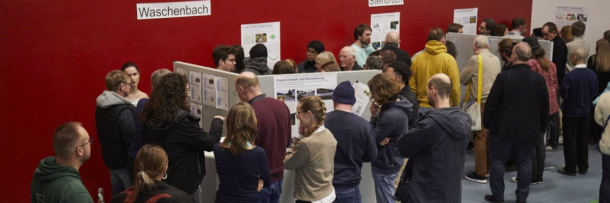 Viele Menschen, die bei der Bürgerversammlung in FRankenhausen um Schautafeln herumstehen und diskutieren