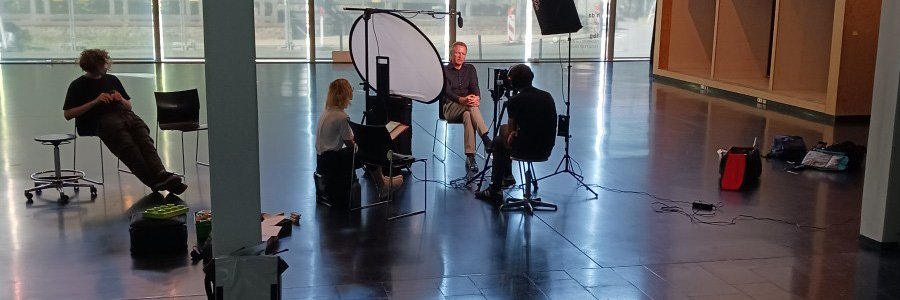 Prof. DR. Thomas Döring in einer Interviewsituaiton mit Kamerateam