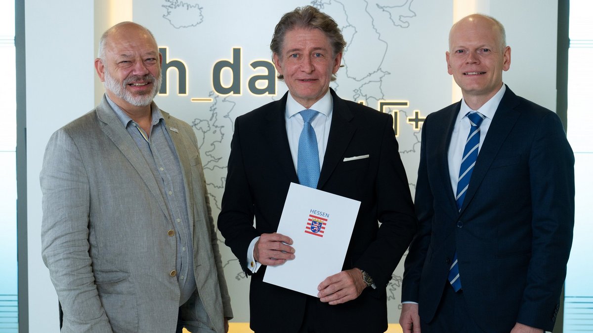 Honorarprofessor Dr. Thomas Sassmann (Mitte) mit h_da-Präsident Prof. Dr. Arnd Steinmetz (links) und Prof. Dr. Sebastian Herold, Dekan am Fachbereich Wirtschaft.