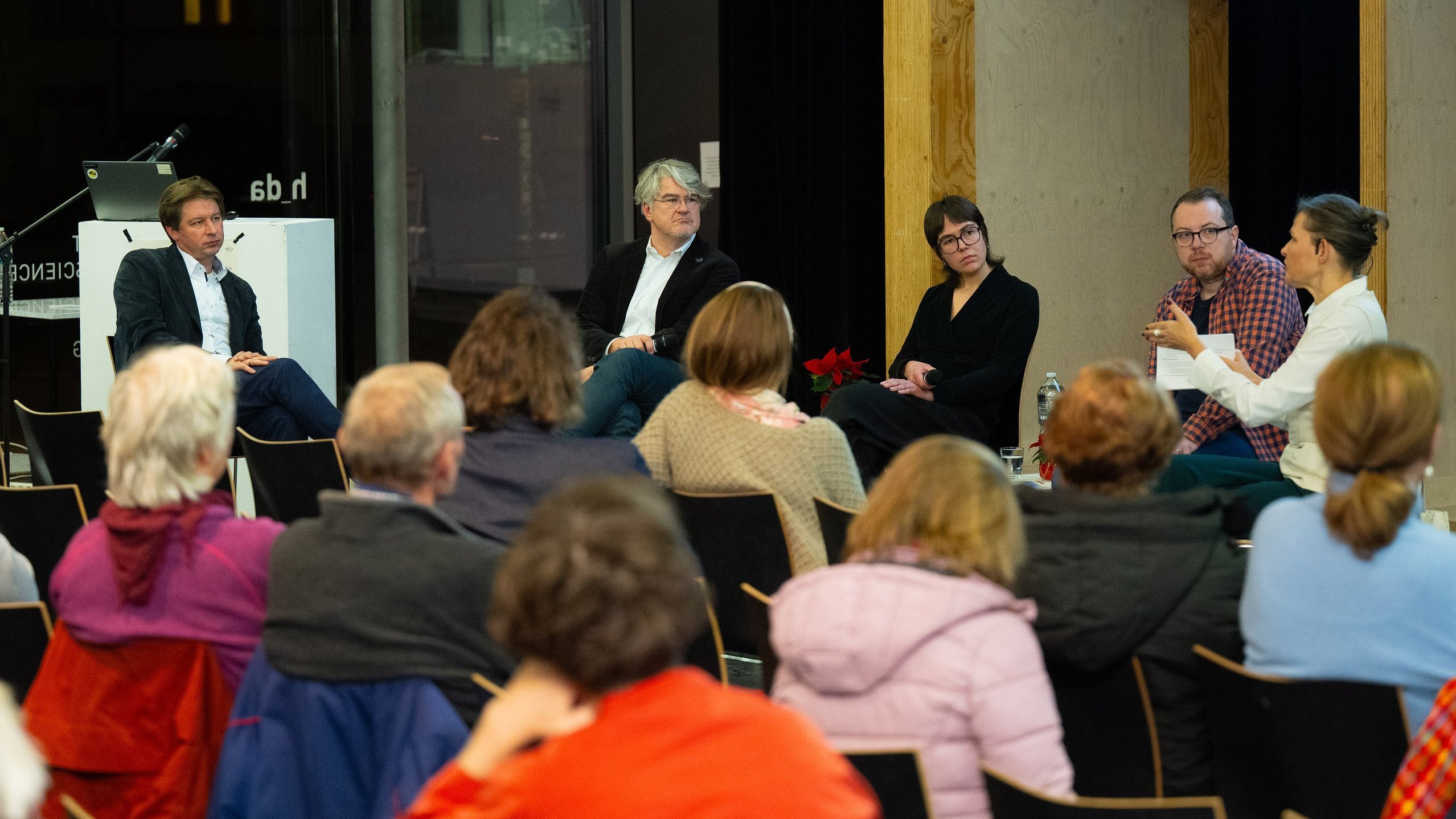 Blick auf die mit vier Expertinnen und Experten besetzte Diskussionsrunde