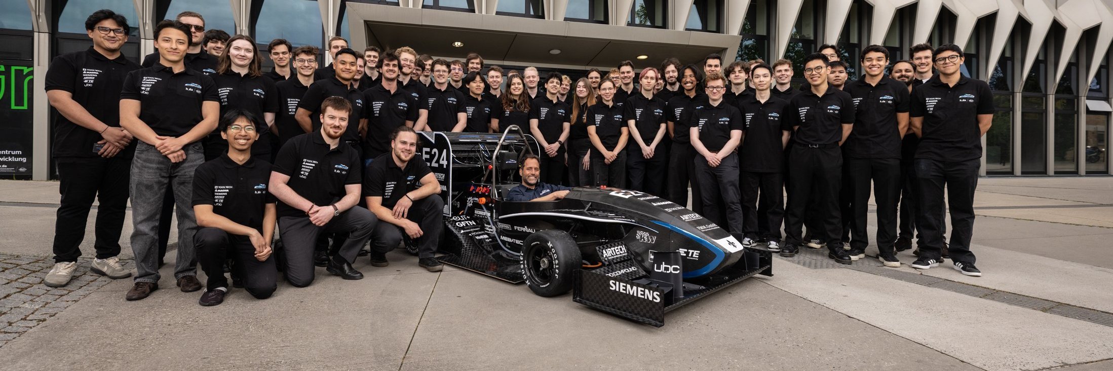Das FaSTDa-Rennteam der h_da mit seinem neuen und ersten autonomen Elektro-Rennwagen. Foto: h_da/Jo Henker