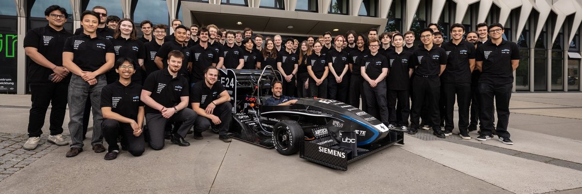 Das FaSTDa-Rennteam der h_da mit seinem neuen und ersten autonomen Elektro-Rennwagen. Foto: h_da/Jo Henker