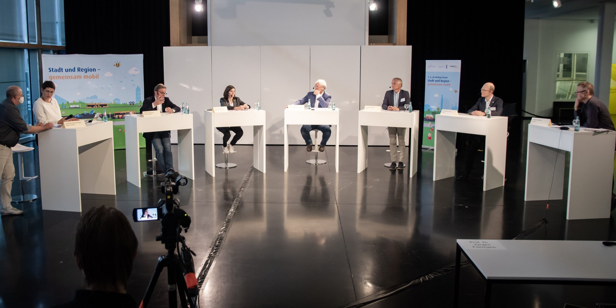 Die Redepults der Diskutant:innen stehen beim zweiten h_da Dialog-Forum im Halbkreis