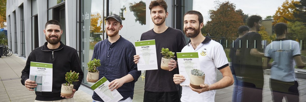 Vier der sechs pra:ne-Preisträger 2025 (vl): Luis Haus, Marco Schüler, Bela Bauss und Ben Willecke. Foto: h_da/Jens Steingässer