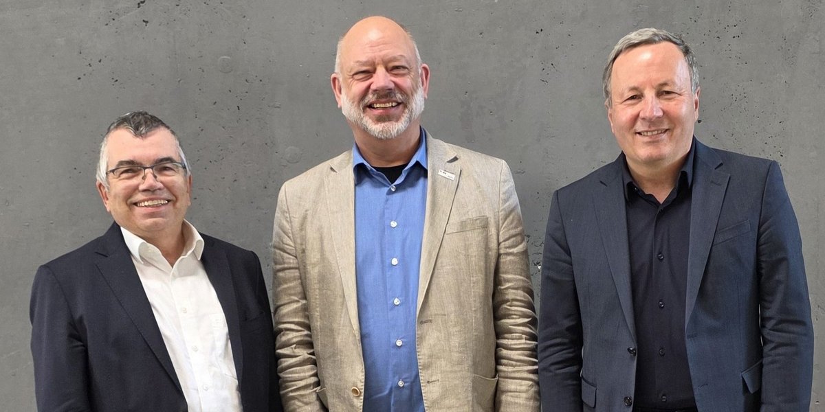 Prof. Dr. Arnd Steinmetz, Präsident der Hochschule Darmstadt (Mitte), übernimmt das Amt des Sprechers der Hochschulen für Angewandte Wissenschaften in Hessen von Fuldas Hochschulpräsident Prof. Dr. Karim Khakzar (rechts). Neuer Stellvertreter ist Prof. Dr. Matthias Willems, Präsident der Technischen Hochschule Mittelhessen. Foto: HAW Hessen