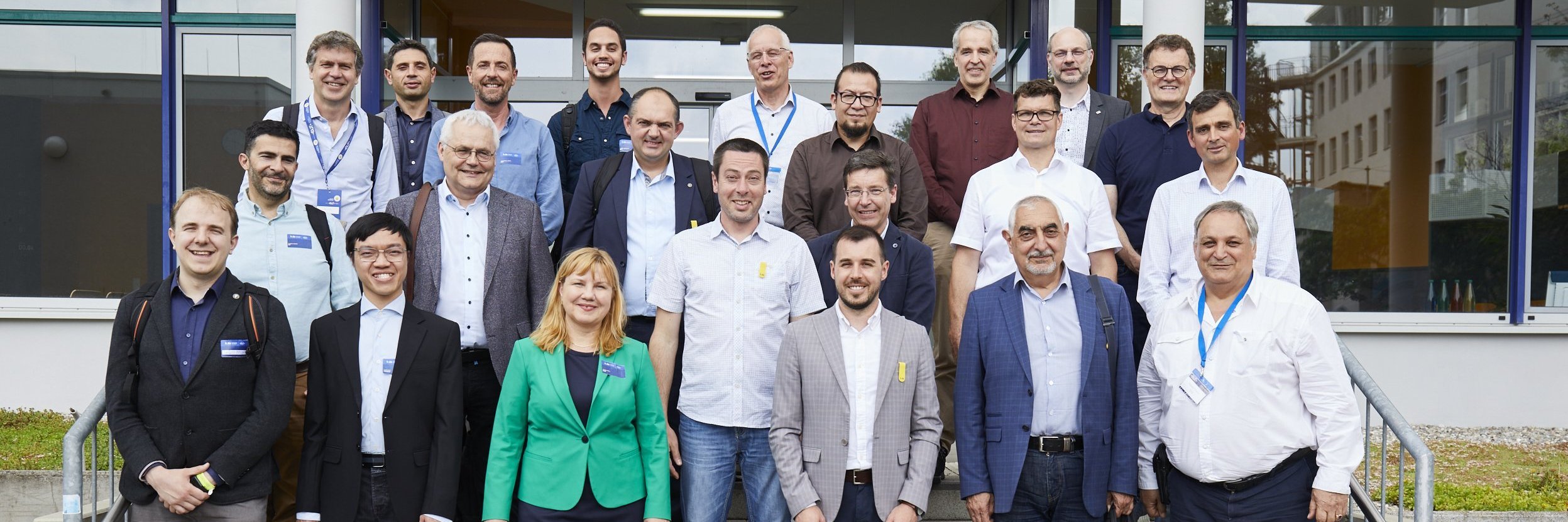 Teilnehmende des Robotik-Workshops auf der Treppe vor dem Fachbereich Informatik der h_da