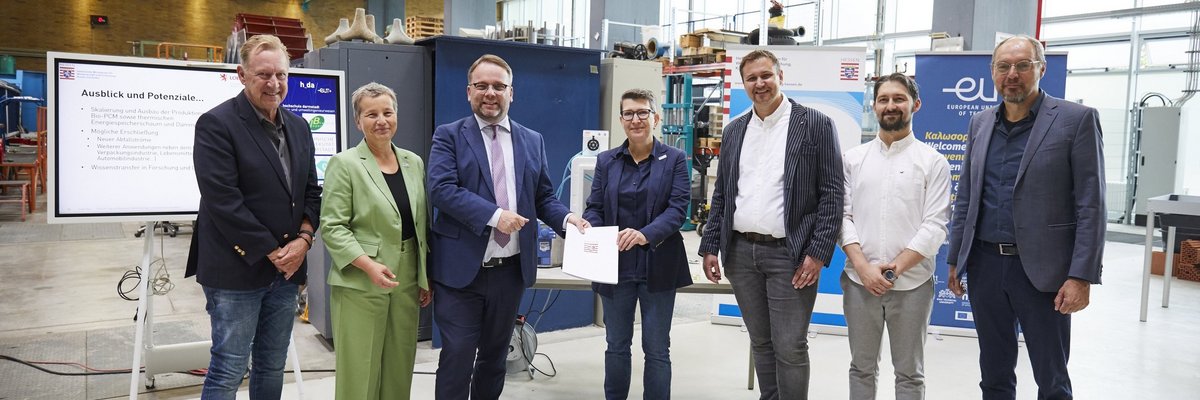 Gruppenfoto in der Wasserbauhalle mit Minister Timon Gremmels