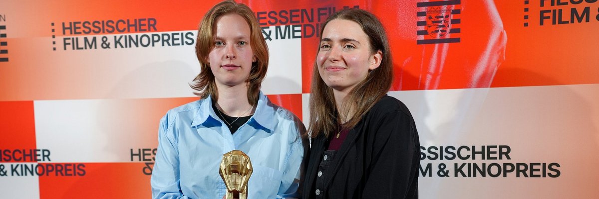 Die Motion Pictures-Studentinnen Nathalie Linke (Regie, links) und Johanna Best (Kamera) sind für ihren Film „Blut und Wasser“ beim Hessischen Filmpreis 2026 mit dem Award für den besten Hochschulabschlussfilm ausgezeichnet worden. 