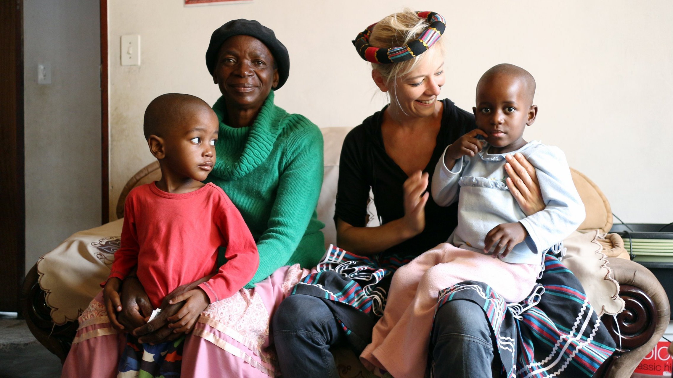 Wiedersehen in Südafrika nach zwölf Jahren: Britta Hüning 2013 bei Familie Ngoma in Lulekani, wo Britta 2001 ihr Praxissemester absolviert hatte. (Foto: privat)