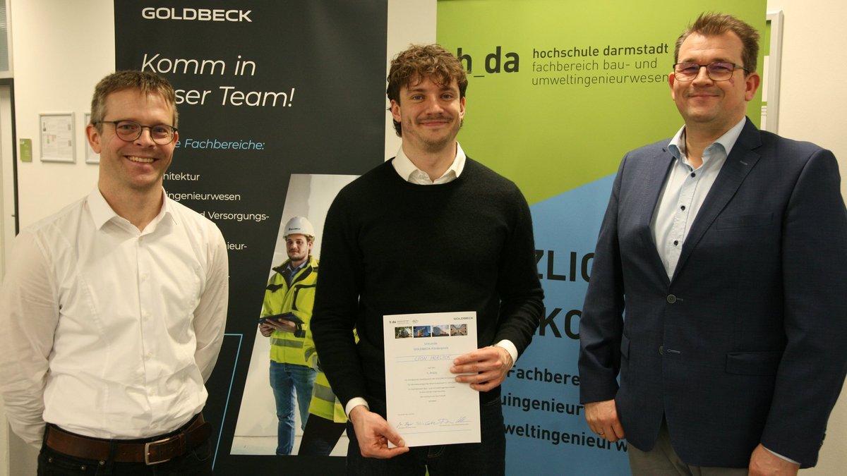 Das Foto zeigt den Goldbeck-Förderpreis-Gewinner Leon Morlock (Mitte) mit Prof. Dr. Johannes Kuntsche (links) und Jan Beyer, Fachbereichsleiter Tragwerksplanung bei Goldbeck Südwest.