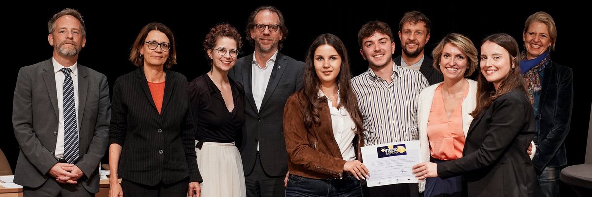h_da-Studierendenteam bei der Preisverleihung auf der Bühne in Berlin mit den Juror*innen und Dorina Kaiser von der h_da