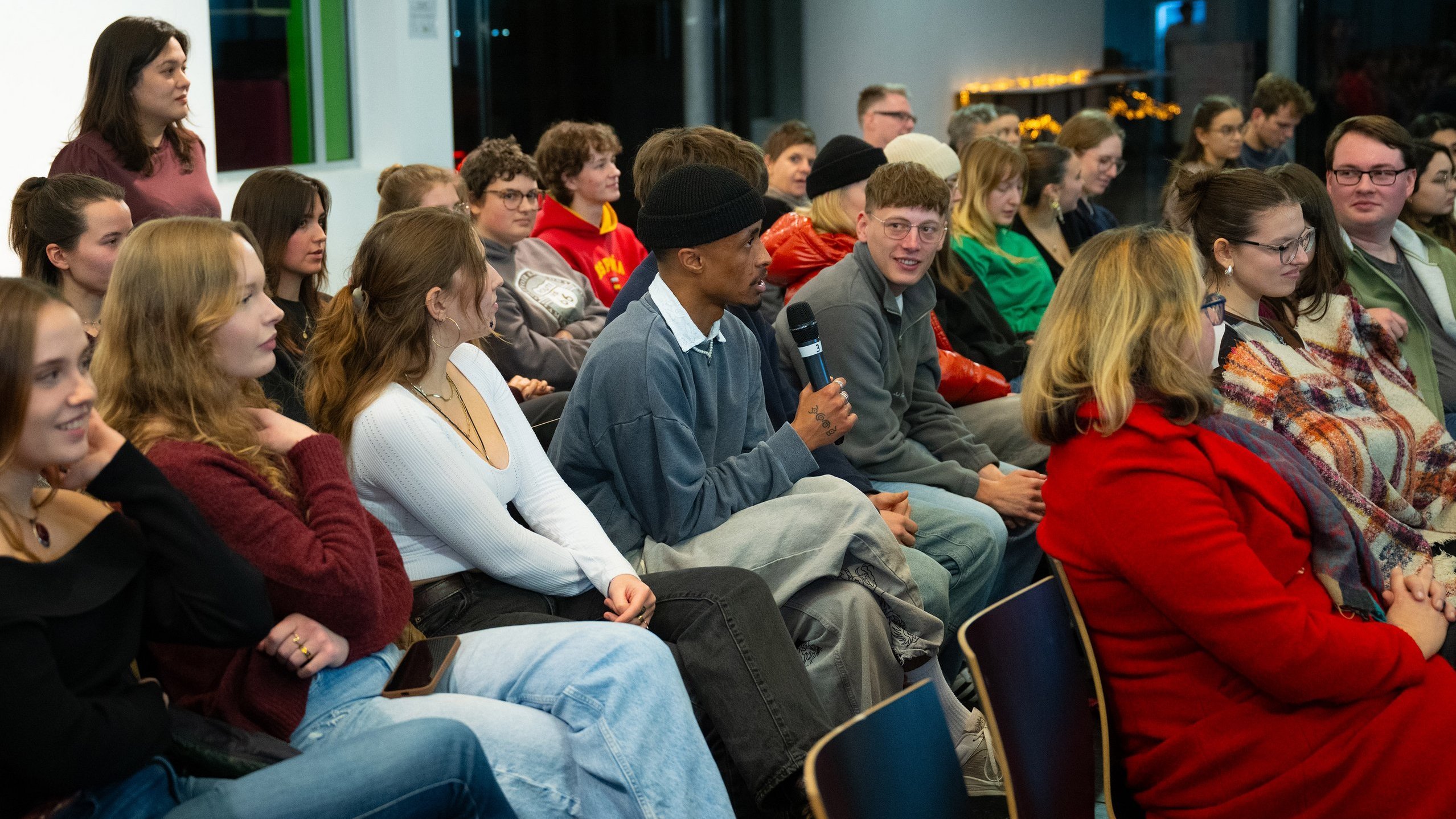 Ein Besucher stellt eine Frage ans Panel