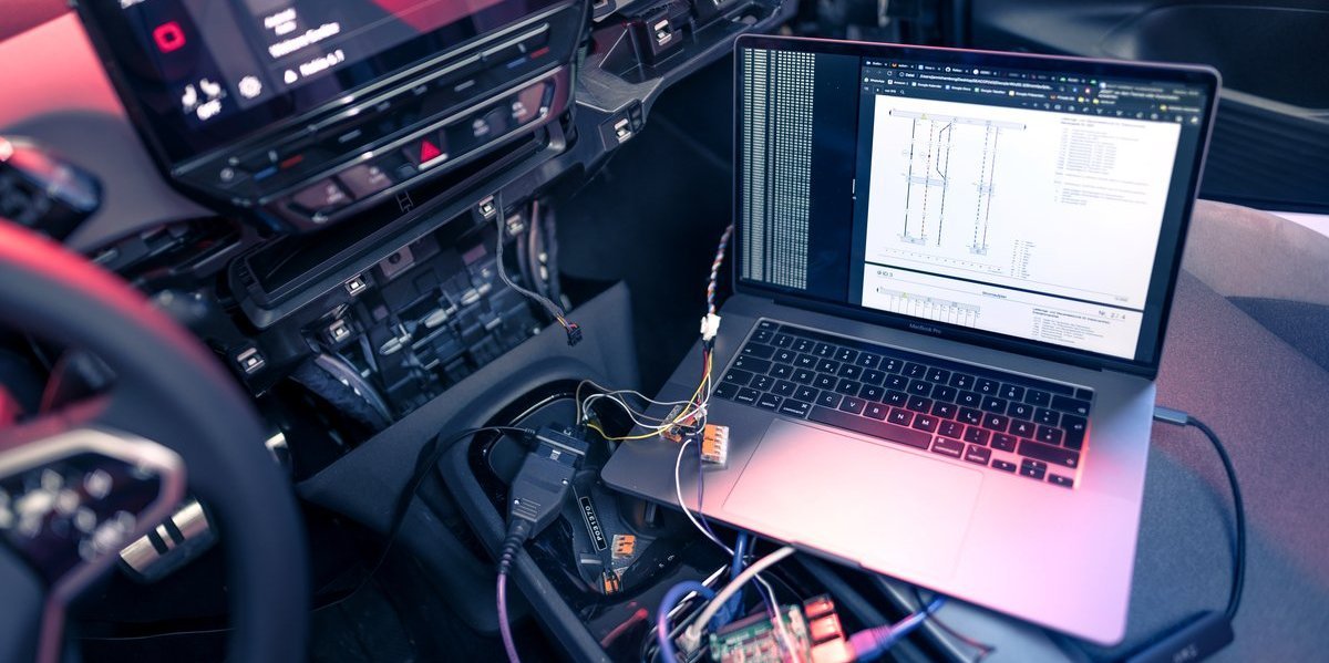 Laptop mit Kabeln