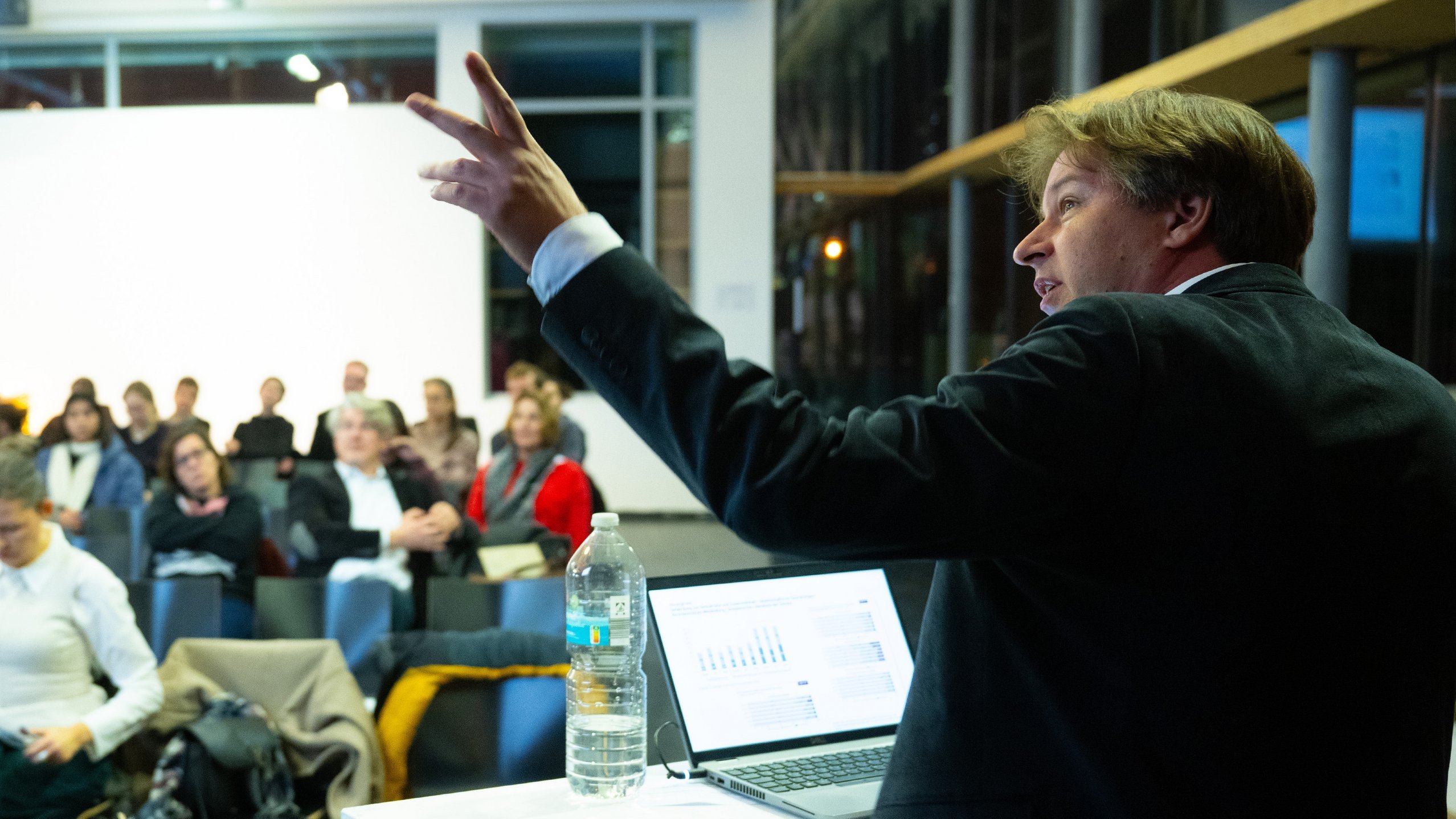 Prof. Dr. Julian Junk bei seinem Vortrag